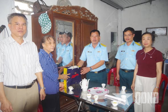 Trung đoàn 295 thăm, tặng quà gia đình chính sách